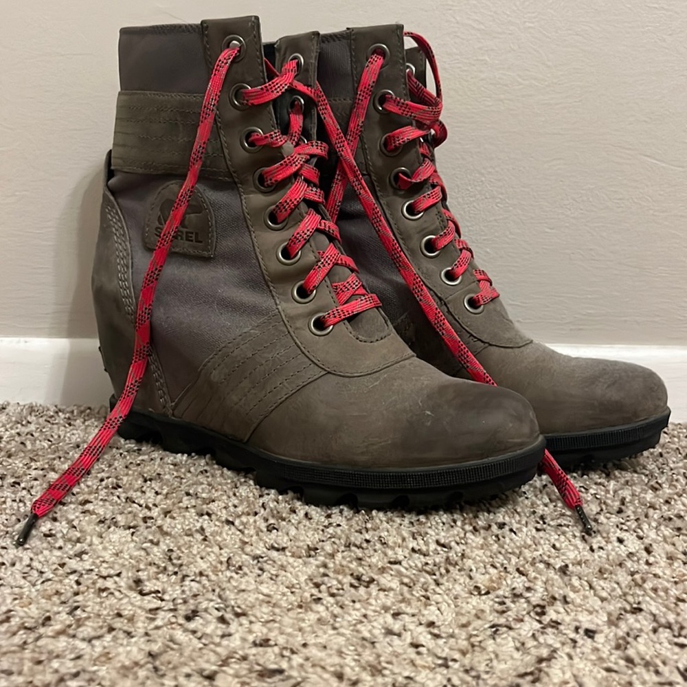 Sorel Lace up Wedge - size 10
